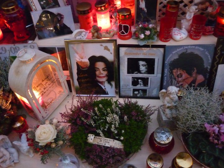 Das Michael Jackson Denkmal am Promenadeplatz in München.